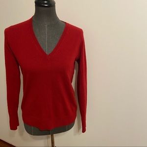 Everlane red cashmere v neck sweater small